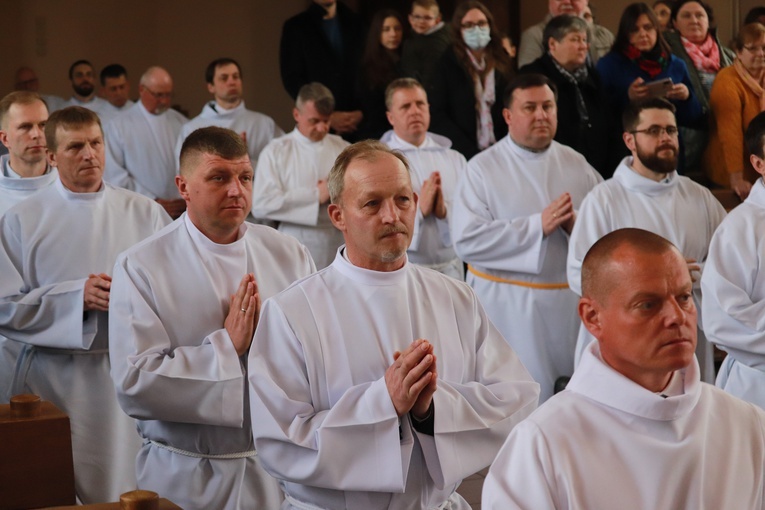 Błogosławieństwo ordynariusza diecezji, solidne przygotowanie, a przede wszystkim ufność w bycie narzędziem w ręku Boga pozwolą mężczyznom służyć jako szafarze nadzwyczajni.