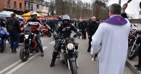 Po wspólne modlitwie przyszedł czas na poświęcenie kilku tysięcy maszyn.