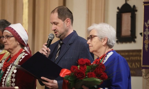 Gościa ze Lwowa powitała delegacja parafian w tradycyjnych strojach wilamowskich.