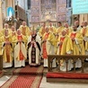 Pamiątkowe zdjęcie kapłanów koncelebrujących inauguracyjną Eucharystię.