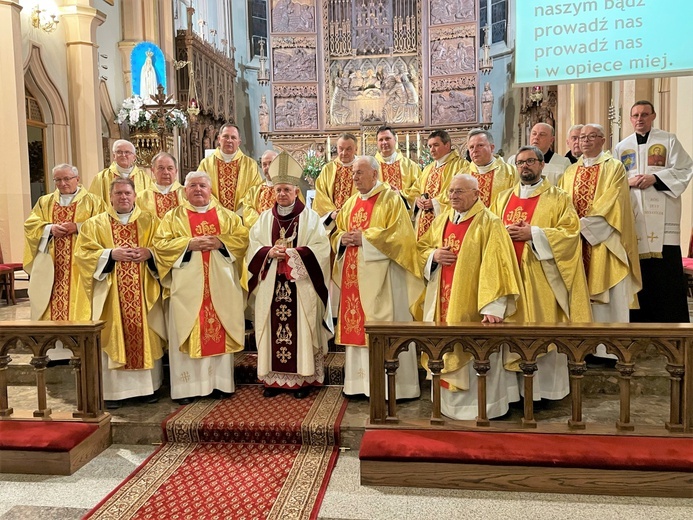 Pamiątkowe zdjęcie kapłanów koncelebrujących inauguracyjną Eucharystię.