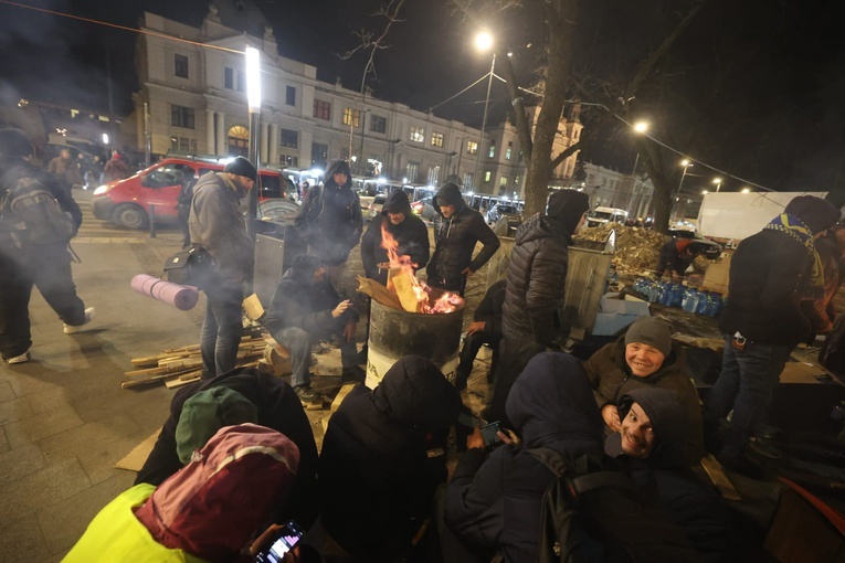 W bazylice Mariackiej wojenne zdjęcia z Ukrainy