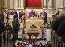 Msza żałobna odbyła się w tak bliskim zmarłemu kościele na  Górkach, a pochówek na cmentarzu przy ul. Norbertańskiej.