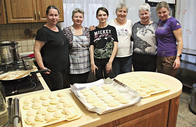 ▲	Natasza z Kijowa (z lewej) szefowała ekipie, która przygotowała pięćset pierogów.