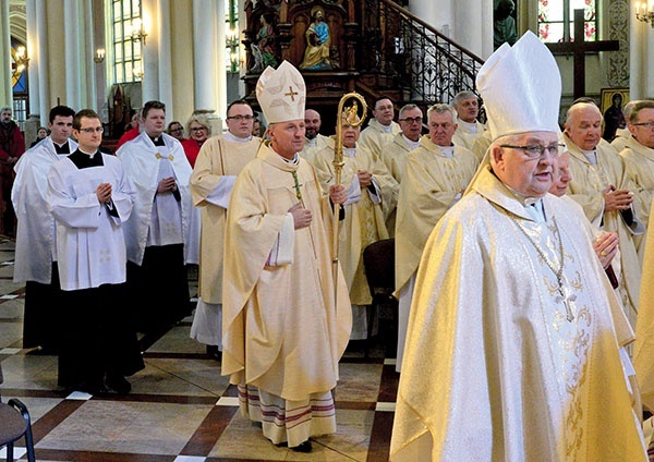 Mszy św. jubileuszowej przewodniczył biskup  ordynariusz. Z prawej  ks. inf. Stanisław Pindera.