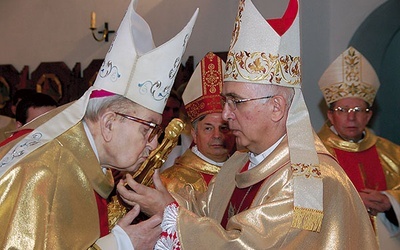 Abp Wacław Depo daje do ucałowania relikwie św. Kazimierza, patrona diecezjalnej wspólnoty, bp. Materskiemu. W środku bp Henryk Tomasik. Z prawej bp Stefan Siczek.