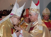 Abp Wacław Depo daje do ucałowania relikwie św. Kazimierza, patrona diecezjalnej wspólnoty, bp. Materskiemu. W środku bp Henryk Tomasik. Z prawej bp Stefan Siczek.