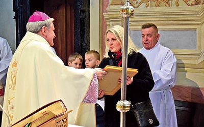 Laureatka odebrała tytuł od biskupa sandomierskiego.