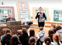 ▲	Eksponat stał się pretekstem do zorganizowania w SP nr 1 lekcji na temat tzw. sprawy elbląskiej. Odbyła się ona we wtorek 22 marca, a poprowadzili ją Grażyna Wosińska i Wojciech Paczkowski.