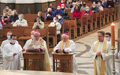 Akt zawierzena przez abp. Wiktora Skworca. Obok arcybiskup senior Damian Zimoń.