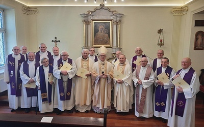 Rocznik święceń 1972 z abp. Wiktorem Skorcem w kaplicy domu rekolekcyjnego.