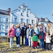 Uchodźcy przed domem rekolekcyjnym z ks. Mateuszem i siostrą Tatianą.