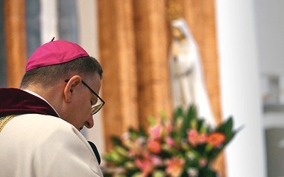 	Biskup Krzysztof Zadarko w koszalińskiej katedrze przed figurą Matki Bożej Fatimskiej.