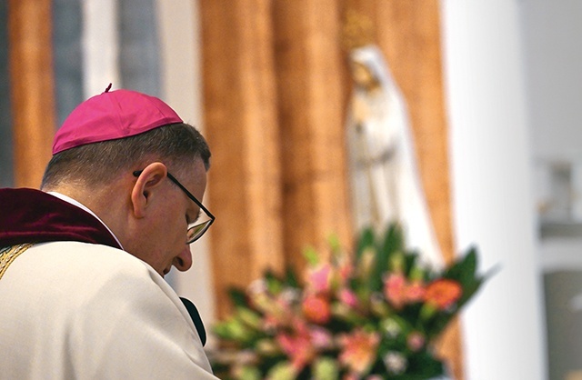 	Biskup Krzysztof Zadarko w koszalińskiej katedrze przed figurą Matki Bożej Fatimskiej.