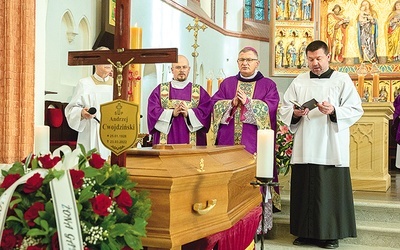 	Uroczystościom pogrzebowym przewodniczył  	bp Krzysztof Zadarko.
