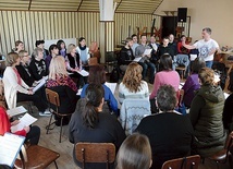 ▲	40 chórzystów skorzystało z profesjonalnych rad cenionego śpiewaka i kompozytora.