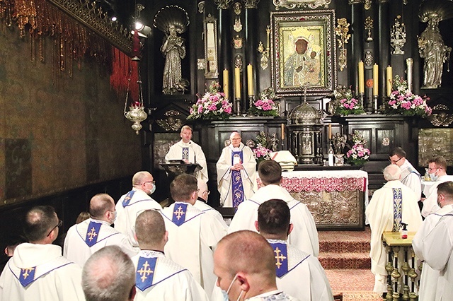 	Liturgia w kaplicy Cudownego Obrazu Matki Bożej Częstochowskiej.