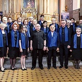 	Aleksander Samostrokov z Cantate Deo. Trzecia od lewej Celestyna Koszak, która obecnie prowadzi zespół.