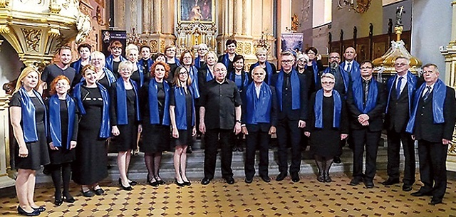 	Aleksander Samostrokov z Cantate Deo. Trzecia od lewej Celestyna Koszak, która obecnie prowadzi zespół.