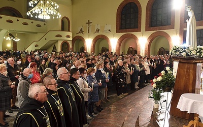 Duchowi opiekunowie poczętych dzieci przed figurą Matki Bożej Fatimskiej.