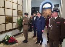 Po Mszy św. pod tablicą pamiątkową zostały złożone kwiaty.