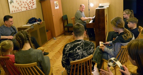 Wspólne muzykowanie w sali muzycznej radomskiego seminarium.