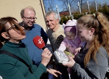 Buciki z Włoch dla kilkumiesięcznej mieszkanki jednego z ośrodków, które przyjęły uchodźców z Ukrainy w gminie Wieniawa.