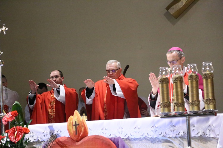 Bierzmowanie młodych z Nawojowej i Zawady