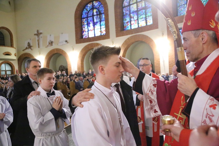 Bierzmowanie młodych z Nawojowej i Zawady