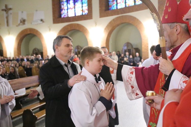 Bierzmowanie młodych z Nawojowej i Zawady