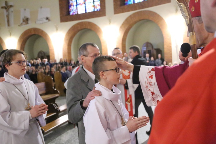 Bierzmowanie młodych z Nawojowej i Zawady