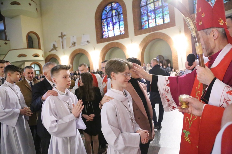 Bierzmowanie młodych z Nawojowej i Zawady