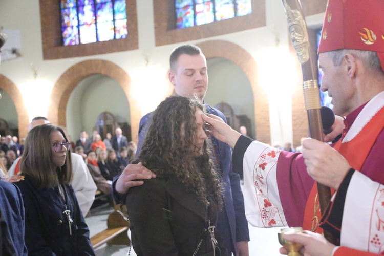 Bierzmowanie młodych z Nawojowej i Zawady