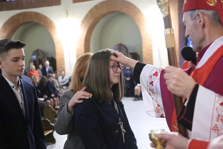 Bierzmowanie młodych z Nawojowej i Zawady