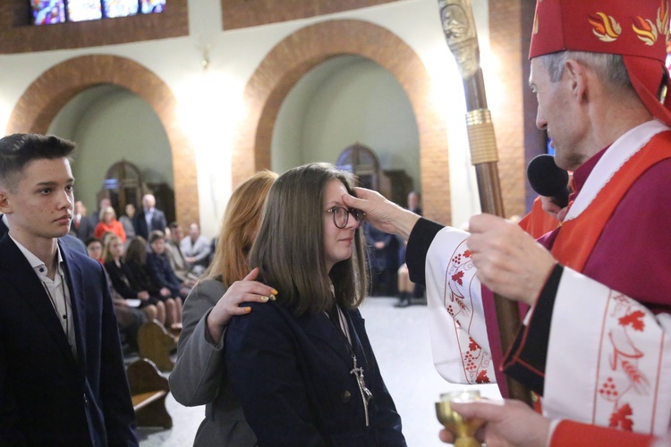 Bierzmowanie młodych z Nawojowej i Zawady