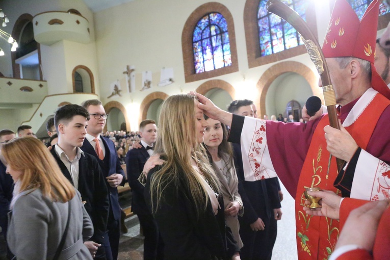 Bierzmowanie młodych z Nawojowej i Zawady