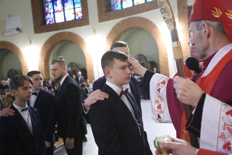 Bierzmowanie młodych z Nawojowej i Zawady