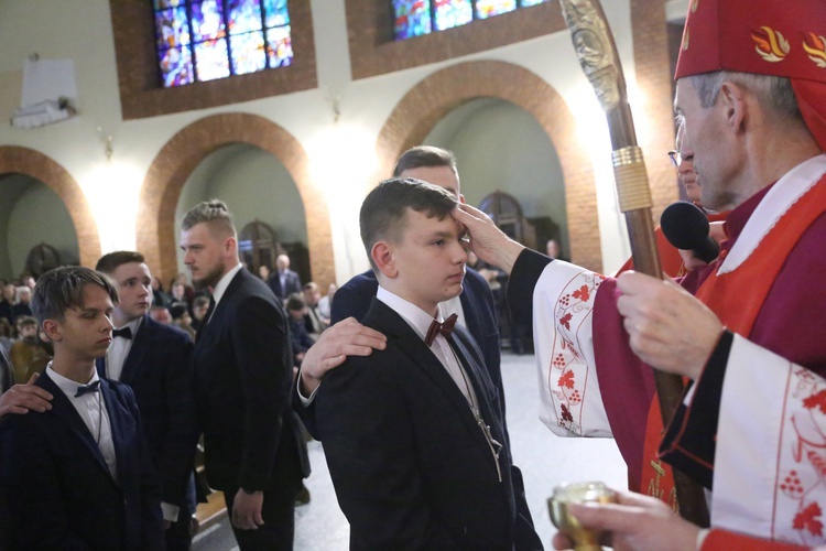 Bierzmowanie młodych z Nawojowej i Zawady