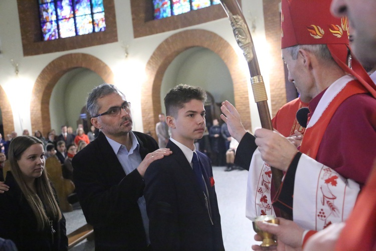 Bierzmowanie młodych z Nawojowej i Zawady