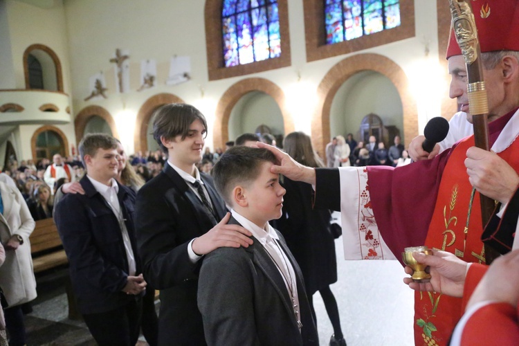 Bierzmowanie młodych z Nawojowej i Zawady