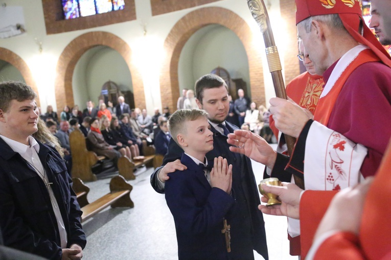 Bierzmowanie młodych z Nawojowej i Zawady