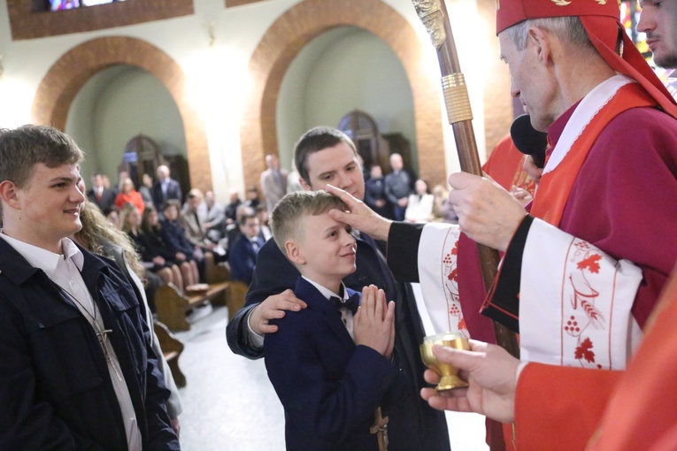 Bierzmowanie młodych z Nawojowej i Zawady