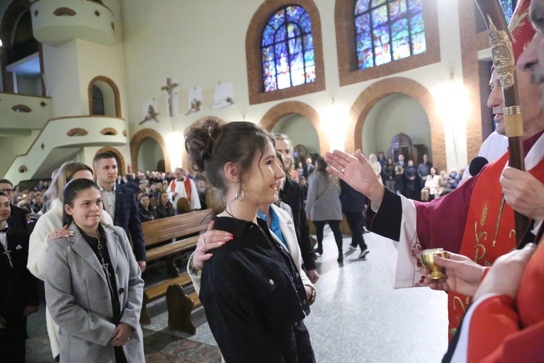 Bierzmowanie młodych z Nawojowej i Zawady