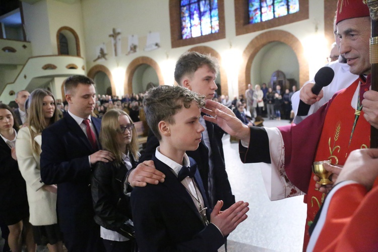 Bierzmowanie młodych z Nawojowej i Zawady