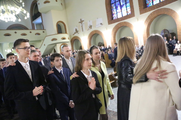 Bierzmowanie młodych z Nawojowej i Zawady