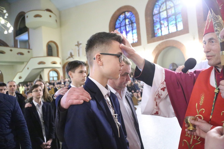 Bierzmowanie młodych z Nawojowej i Zawady