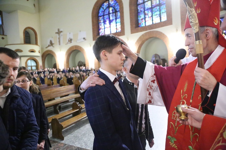 Bierzmowanie młodych z Nawojowej i Zawady