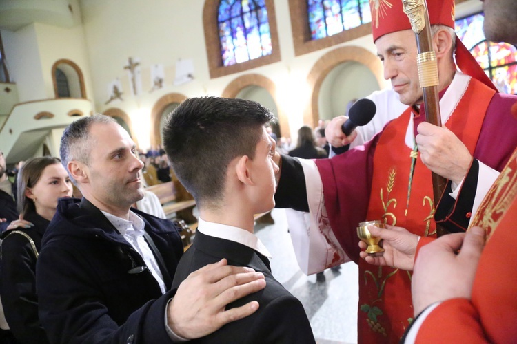 Bierzmowanie młodych z Nawojowej i Zawady