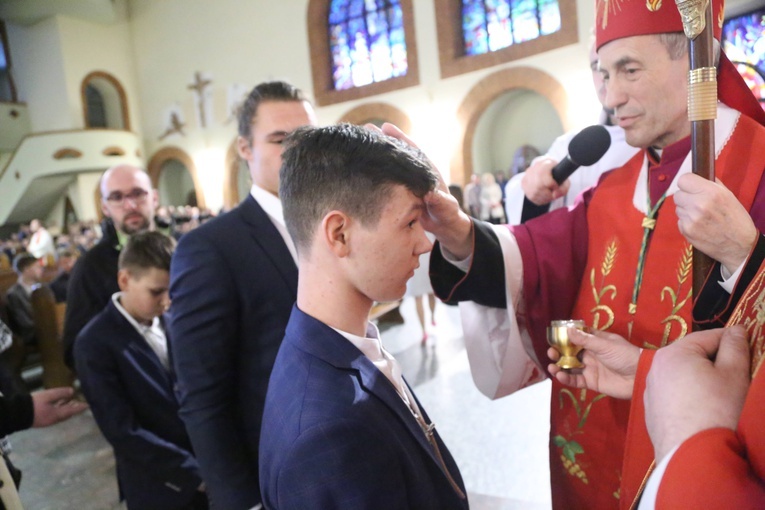 Bierzmowanie młodych z Nawojowej i Zawady