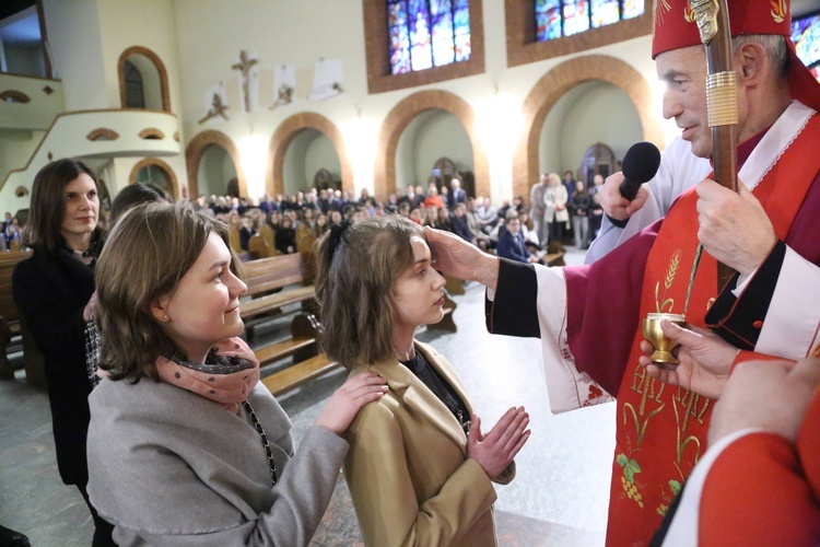 Bierzmowanie młodych z Nawojowej i Zawady